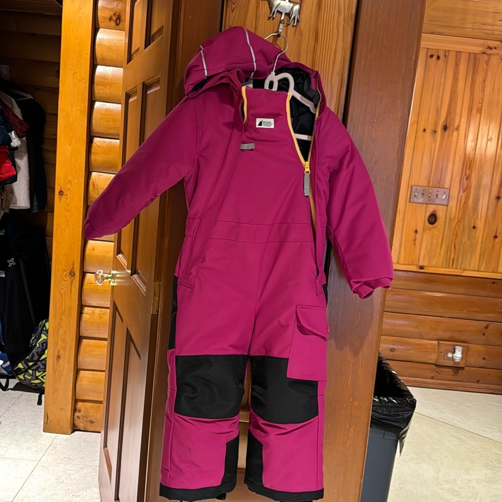 Excellent condition MEC snow suit SZ 3